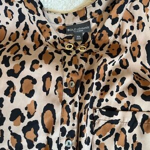 Bold Elements Cut to Curve XXL sleeveless shirt. Leopard print. Button up. Cute!